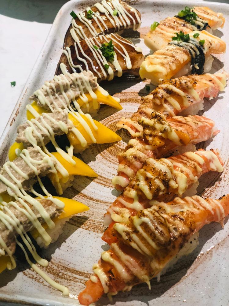 推荐:芒果吞拿鱼沙律寿司三文鱼寿司鳗鱼石锅饭三文鱼腩大满足蟹子