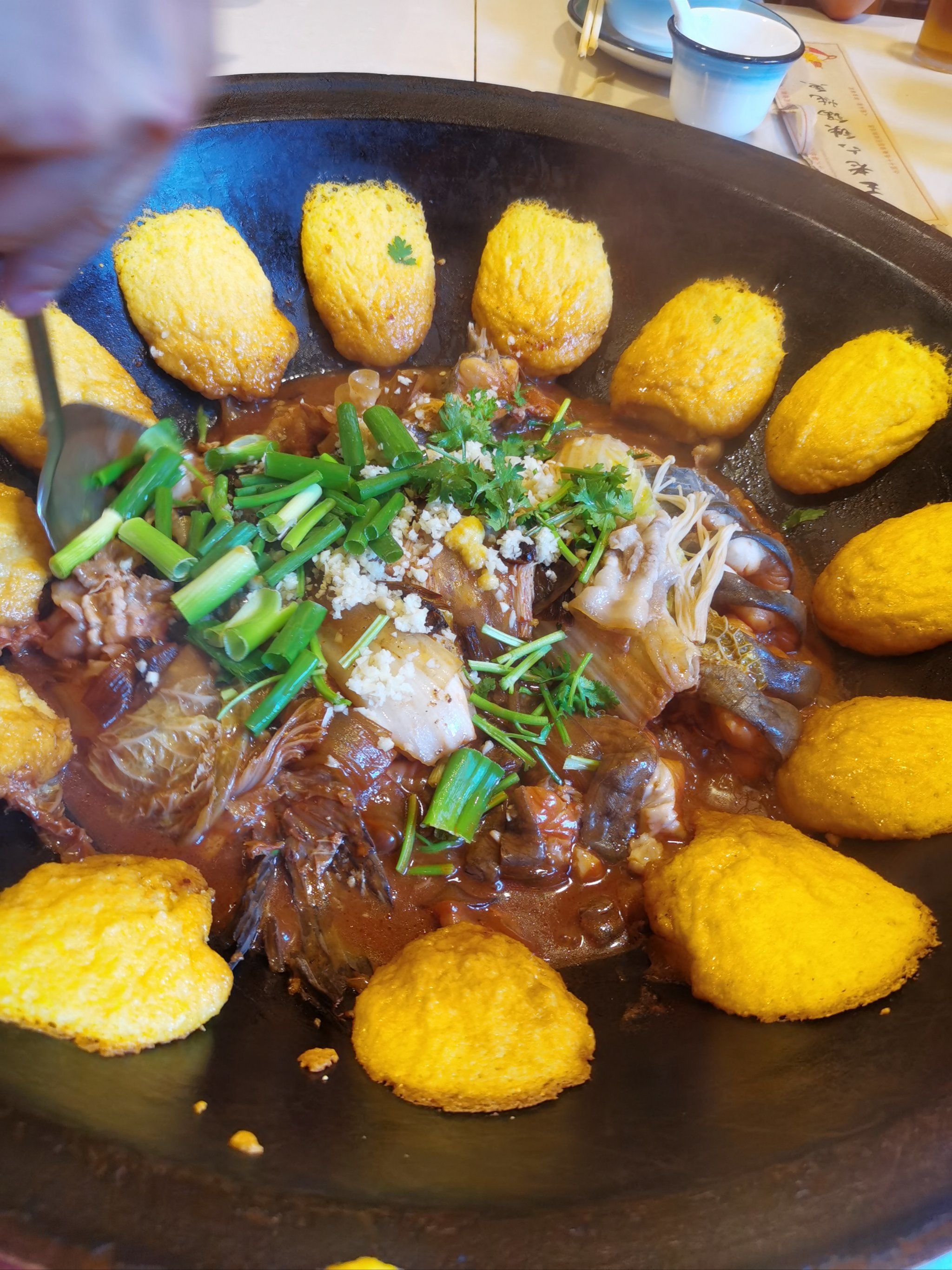 0元玩转这座城 #铁锅炖鱼贴饼子