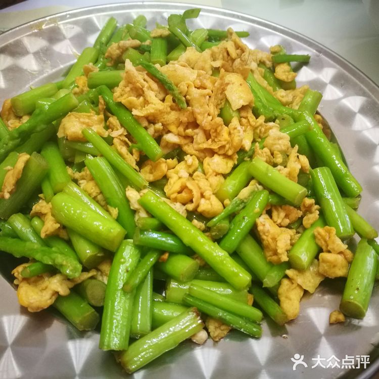 芦笋炒蛋，清爽可口好味道。