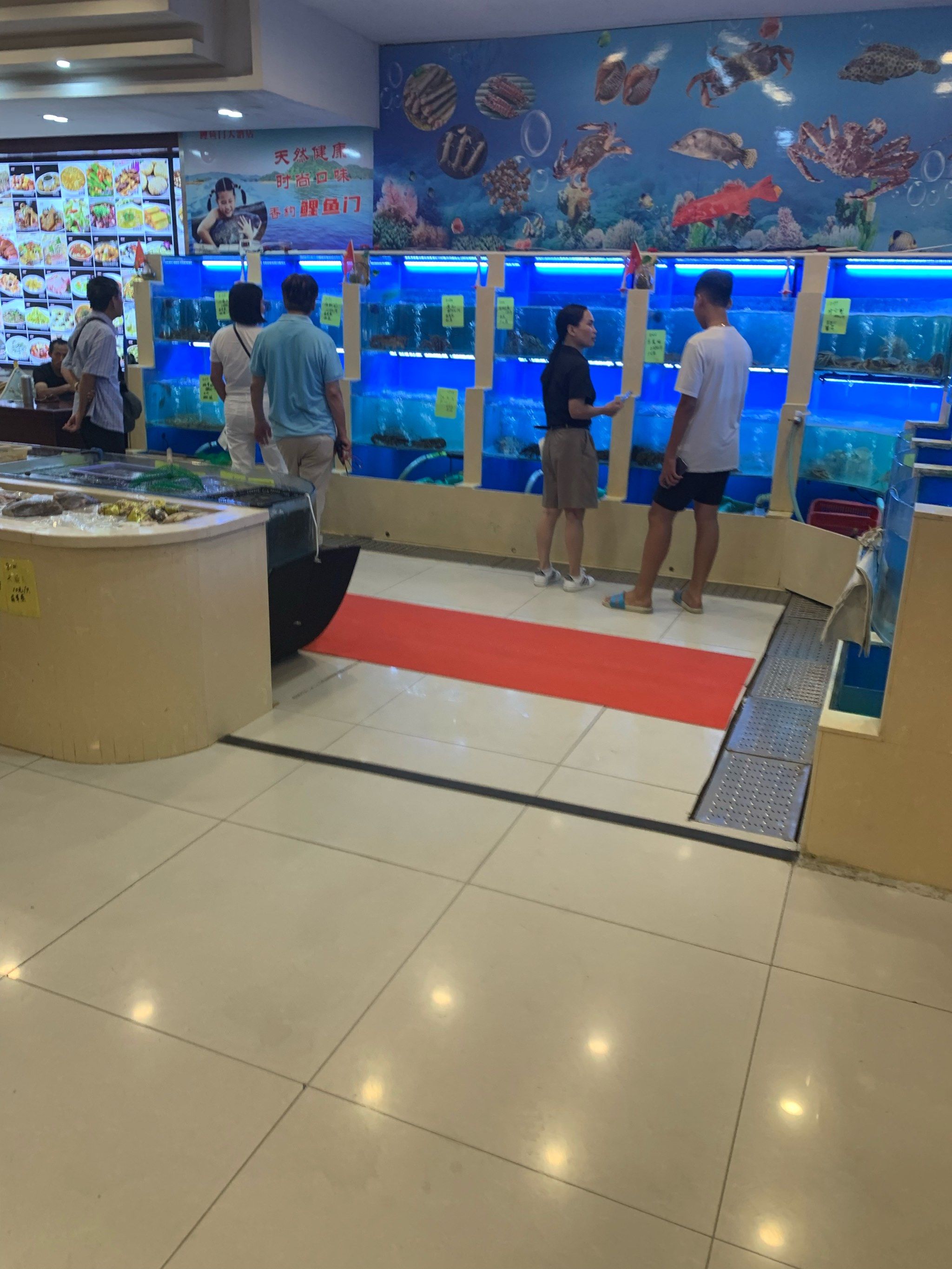 鲤鱼门大酒店作为老牌苏帮菜,一直做的蛮好的,这家鲤鱼门酒店地方很大