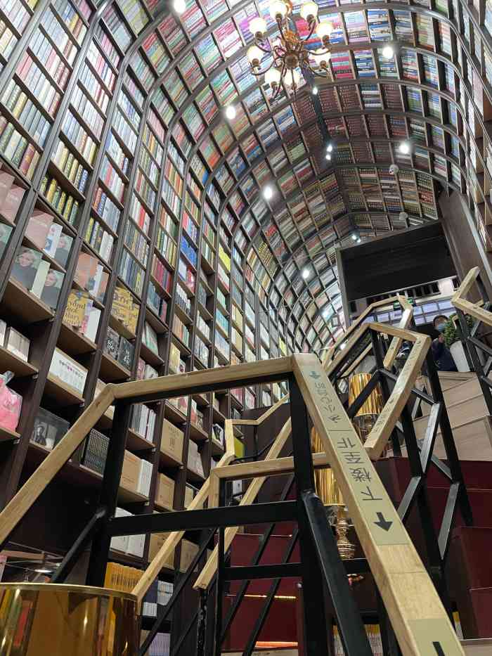 钟书阁(融科店)-"美轮美奂的灯光装潢,魔法学院里才有的个性.