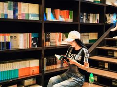 -钟书阁(松江泰晤士小镇店)