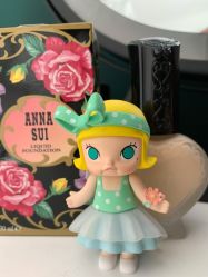 -ANNA SUI