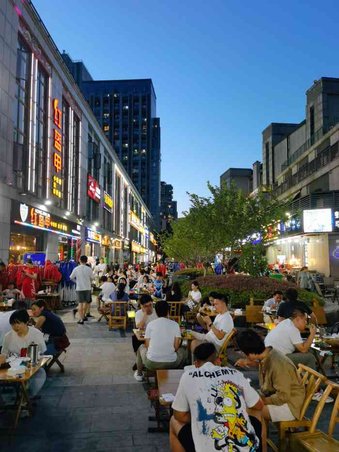 康康谷美食城-"朋友住在附近聚会去的.那边吃夜宵为主. .