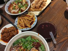红油抄手-爆炸头阿姨小四川正宗川味小吃(无任何分店)
