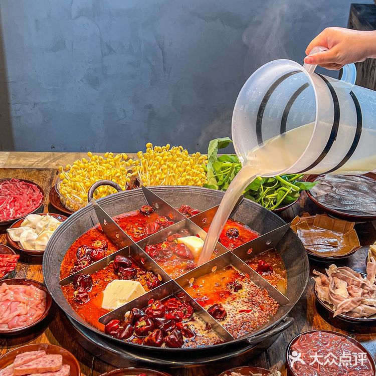 火爆石桥铺的黄豆芽老火锅，汤底一口封神！