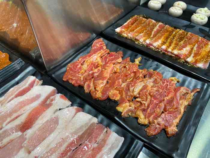 九两九地摊烤肉(怀特店)-"店铺装修风格挺好的,小板凳做起来挺有感觉.