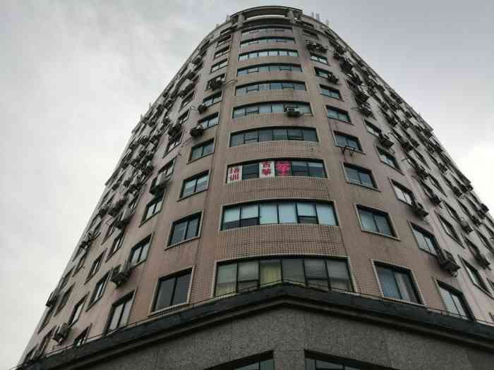 长海大厦-"交通非常便利,就在马路边边上,一眼就可以.