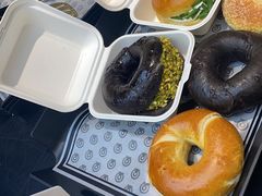 美式—法芙娜黑巧开心果-CC BAGEL&SCONE 贝果与司康(南开大悦城店)