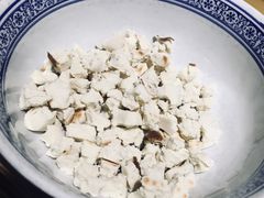 掰碎的白吉馍-天发芽·何记葫芦头泡馍·老字号(小南门店)