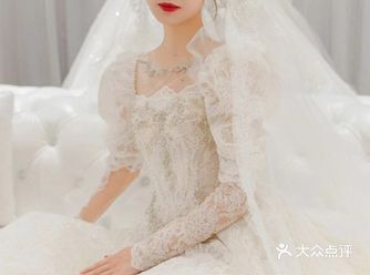 一款小“心机”的婚纱，胸前一片薄纱，颈部的设计远看像