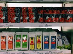机场免税 推荐买前两排的果干 和 最后一排的茶包组合 -Moomin Shop Helsinki Airport Non-Schengen