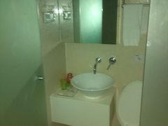 -卡罗酒店(东门晒布地铁站店)