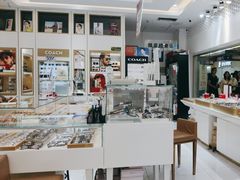 -美式眼镜·授权蔡司.依视路.尼康.豪雅.明月(人民广场店)