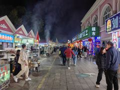 -布尔津河堤夜市