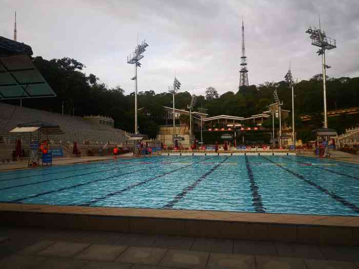 越秀山游泳场-"水质一般般了,早场优惠点,9块,但还是很.