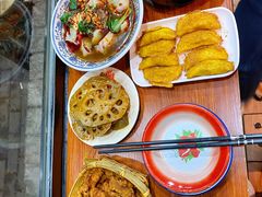 -爆炸头阿姨小四川正宗川味小吃(无任何分店)
