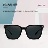 利落金属线条打造出简约又时髦的大方框造型