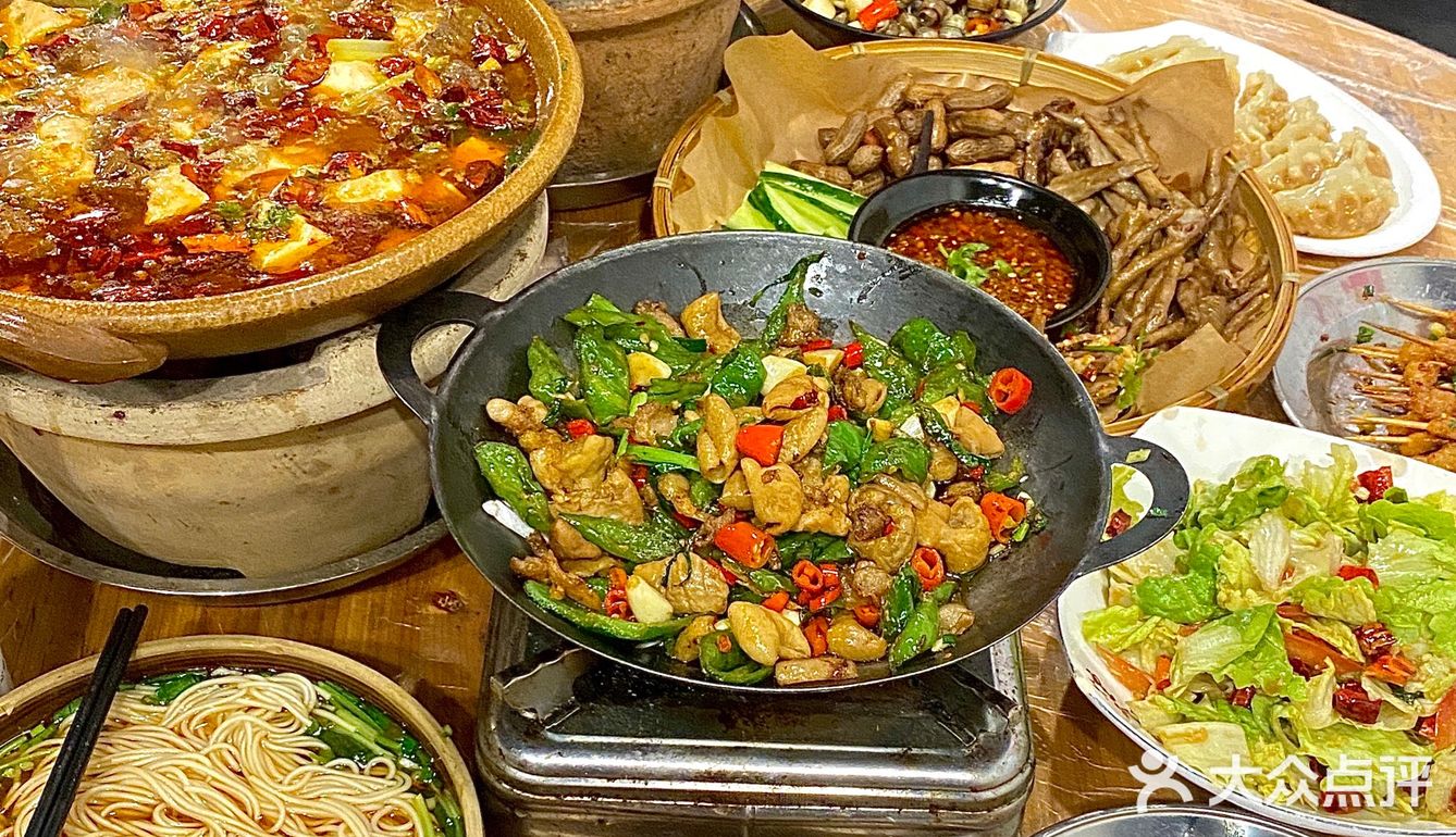 回岳阳必吃的特色烧烤！炭火砂锅烟火气十足！川味好浓🌶️