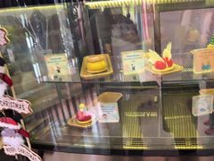 面包甜点陈列柜-水桶王国主题餐厅·聚会·生日派对·亲子活动·家庭套餐(亚龙湾希尔顿店)