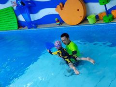 -蓝鲸国际少儿游泳训练中心(爱建店)