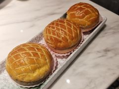 酥皮水牛奶菠萝包-陶陶居酒家(新天地店)