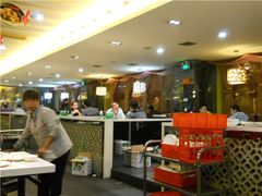 晚上生意依然很好，服务员在翻台-小杨烤肉(高新店)