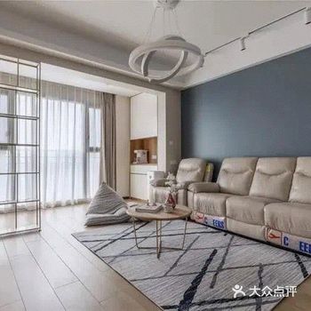 96m²多色墙面、原木、涂鸦，有趣又迷幻的组合