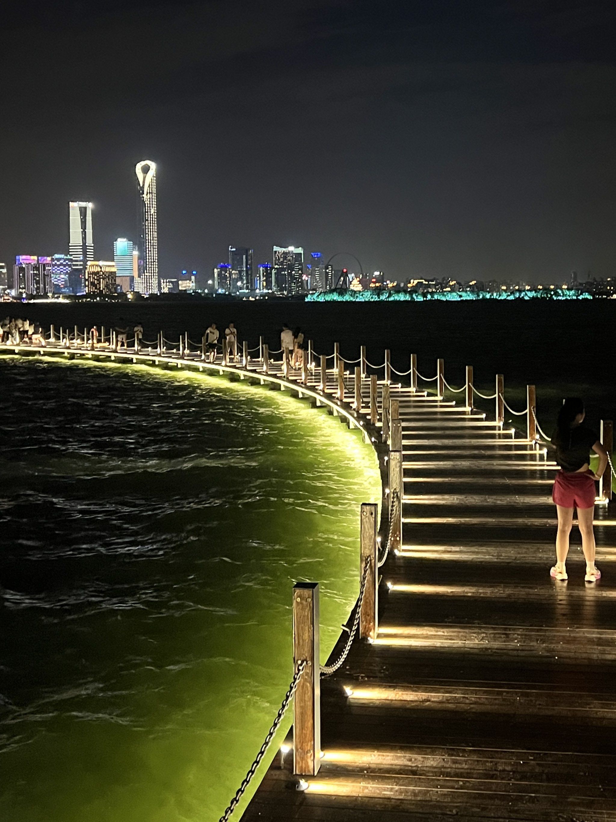 风之园对面
🅿️停了半小时,没收费
	
湖中的两段木栈道