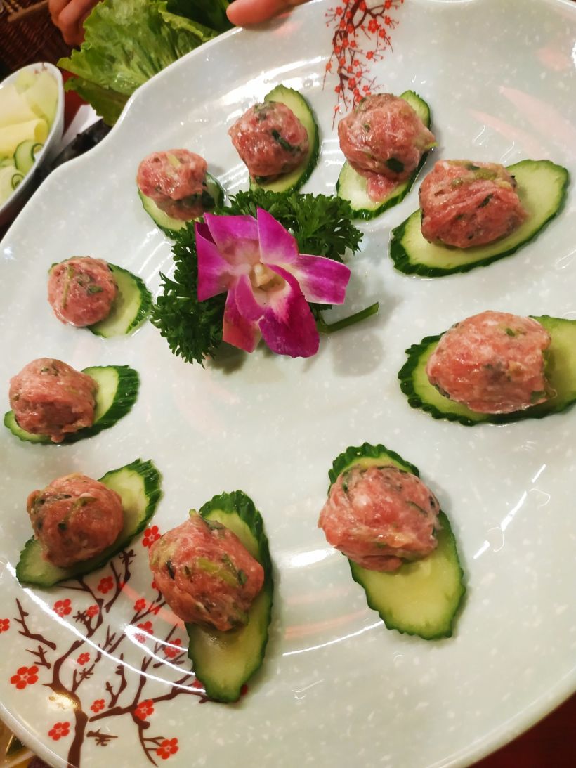 手打香菜丸子 其实就是肉丸放在一块薄薄的黄瓜上面,摆盘中间再放上