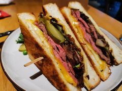 烤牛肉三明治配沙拉-The Diner X餐厅(青岛万象城店)