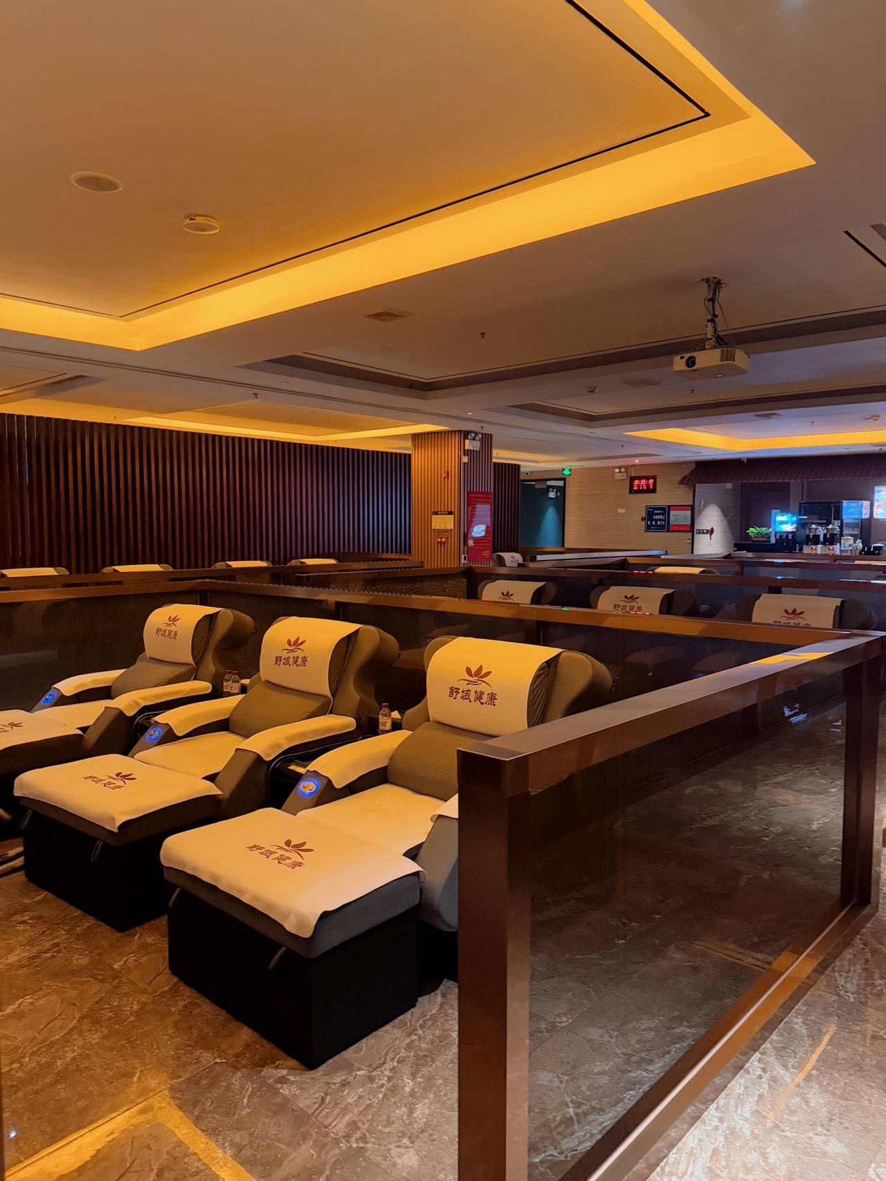 边吃水果,边享受"沉浸式"足道服务‼