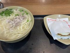 -亮亮面馆(经六路店)