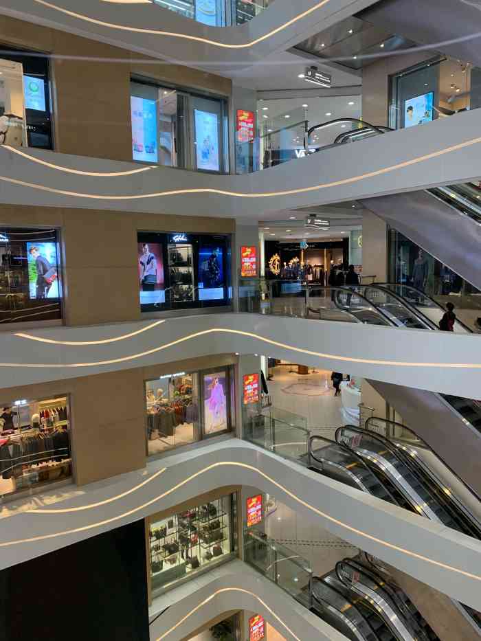 汇金百货(徐汇店)-"地处徐家汇商圈,地铁一号线,九号线徐家汇.
