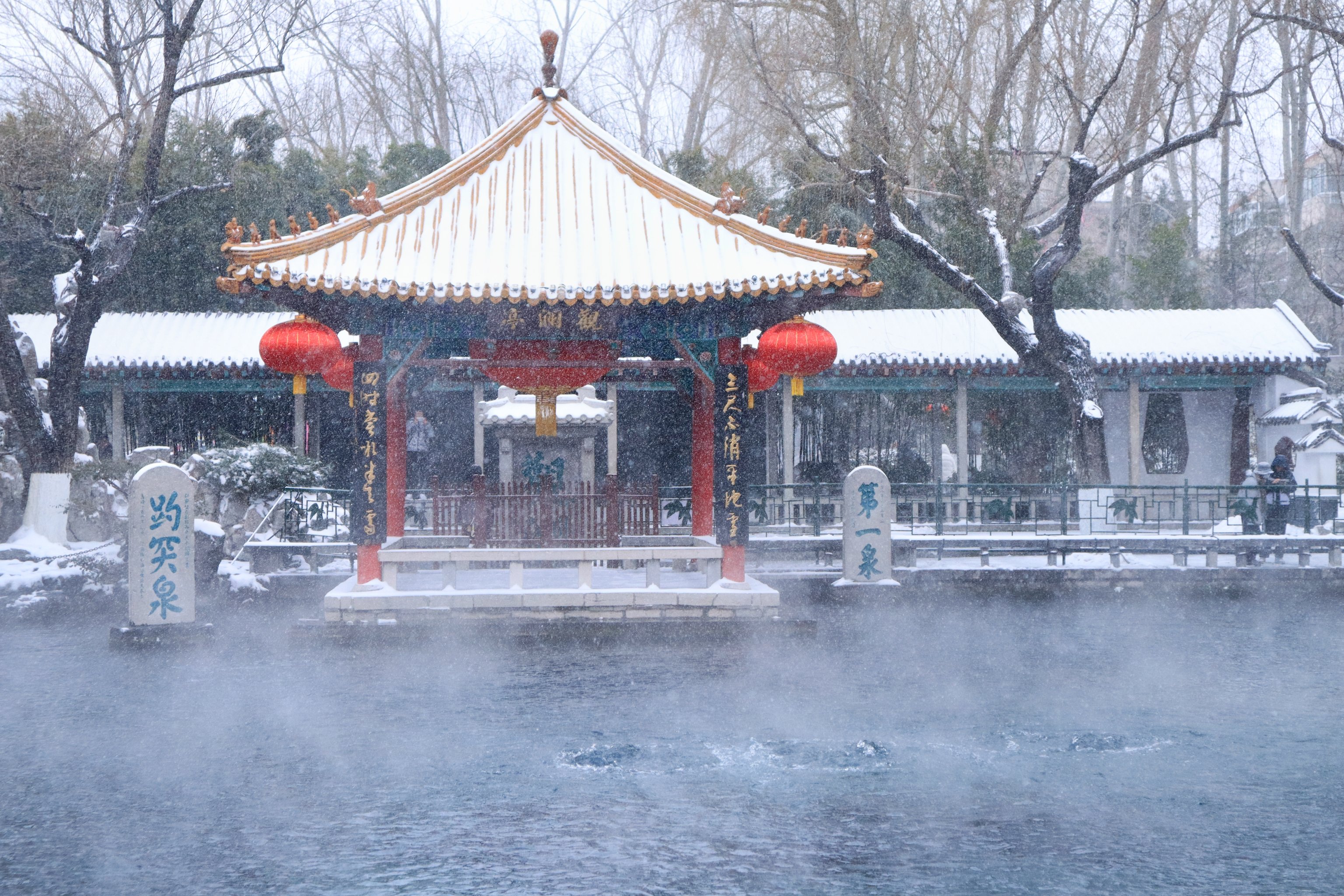 济南趵突泉雪景图片