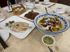 川味酸菜煮鲈鱼-麒麟中餐厅·经典粤菜·地道菜式老字号(广州长隆酒店)
