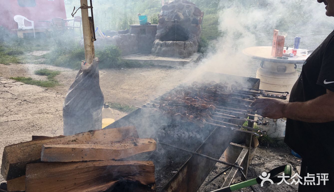 这是在格格纪念碑旁边的一个观景台