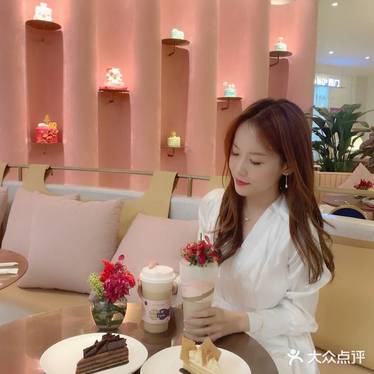 深圳毫无抵抗力的易烊千玺首家鲜花城堡昂司蛋糕店