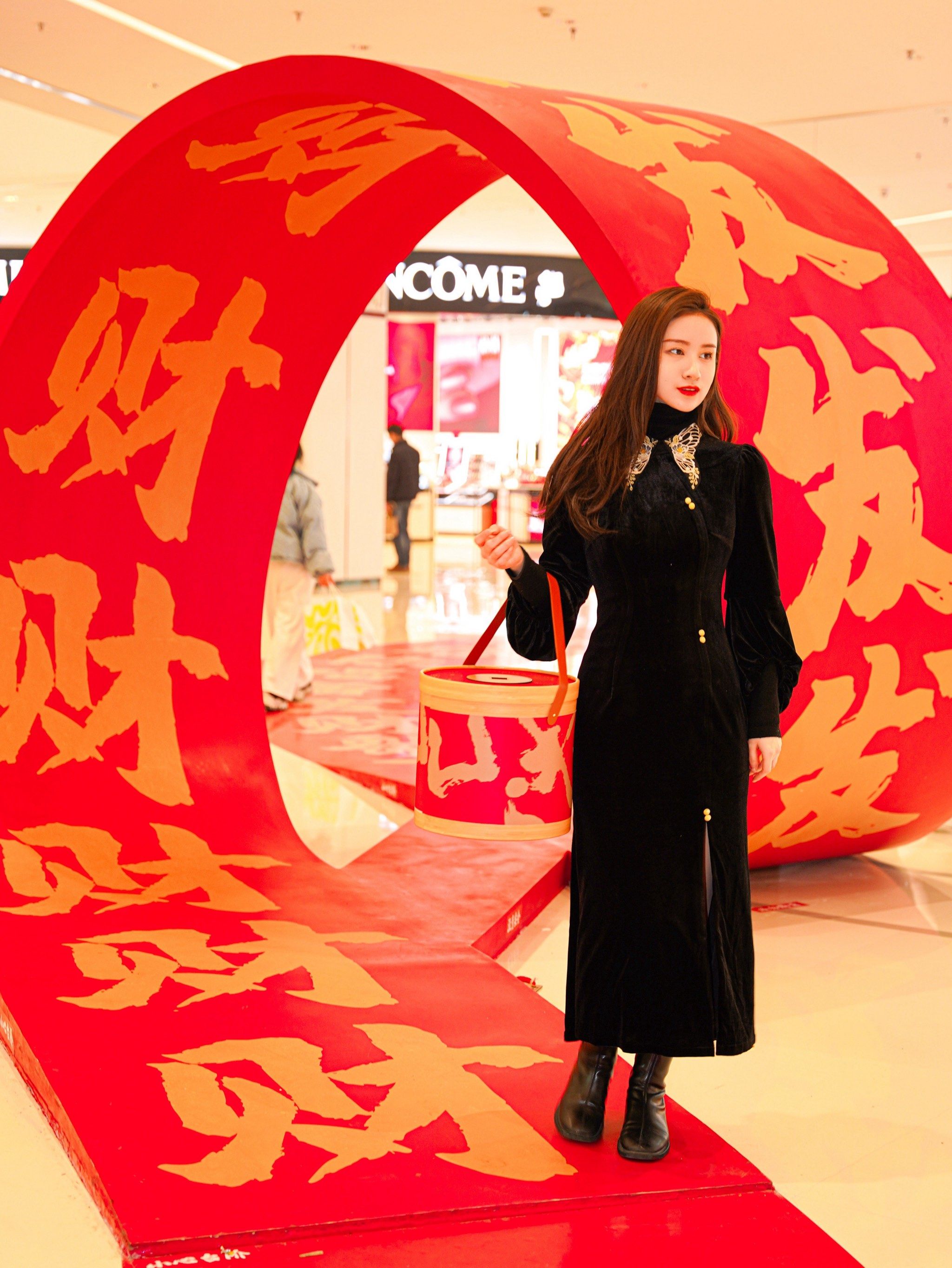 2024年金沙天街已经换上新年新皮肤了\\n500米书法薪经长卷正在开启
