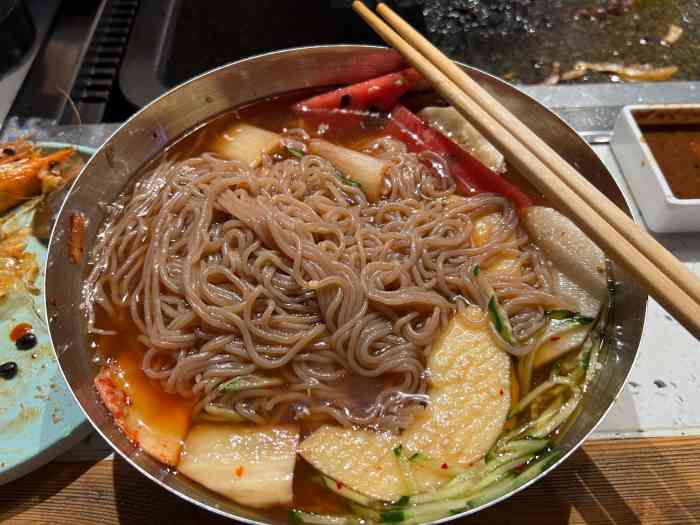 韩红石板肉(恒大店)-"[薄荷]环境:装修的还不错,就是一进门.