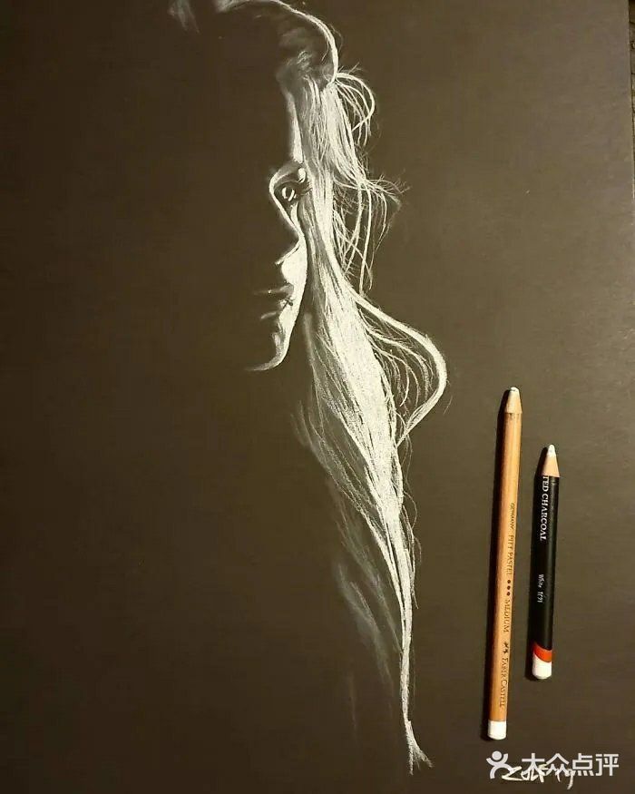 犹抱琵琶半遮面，这样的素描画太酷了，仿佛会发光 。[加油]