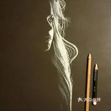 犹抱琵琶半遮面，这样的素描画太酷了，仿佛会发光 。[加油]