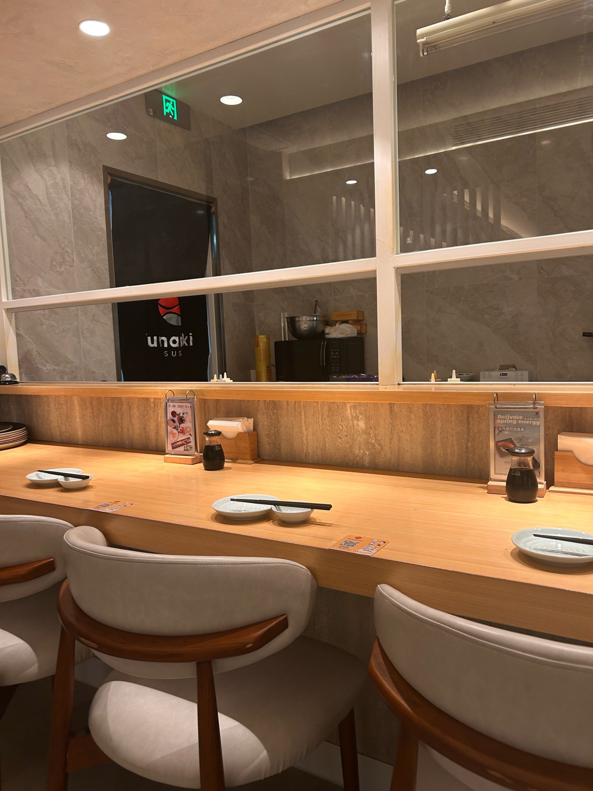 这家寿司店真是绝了!食材新鲜,口感超棒