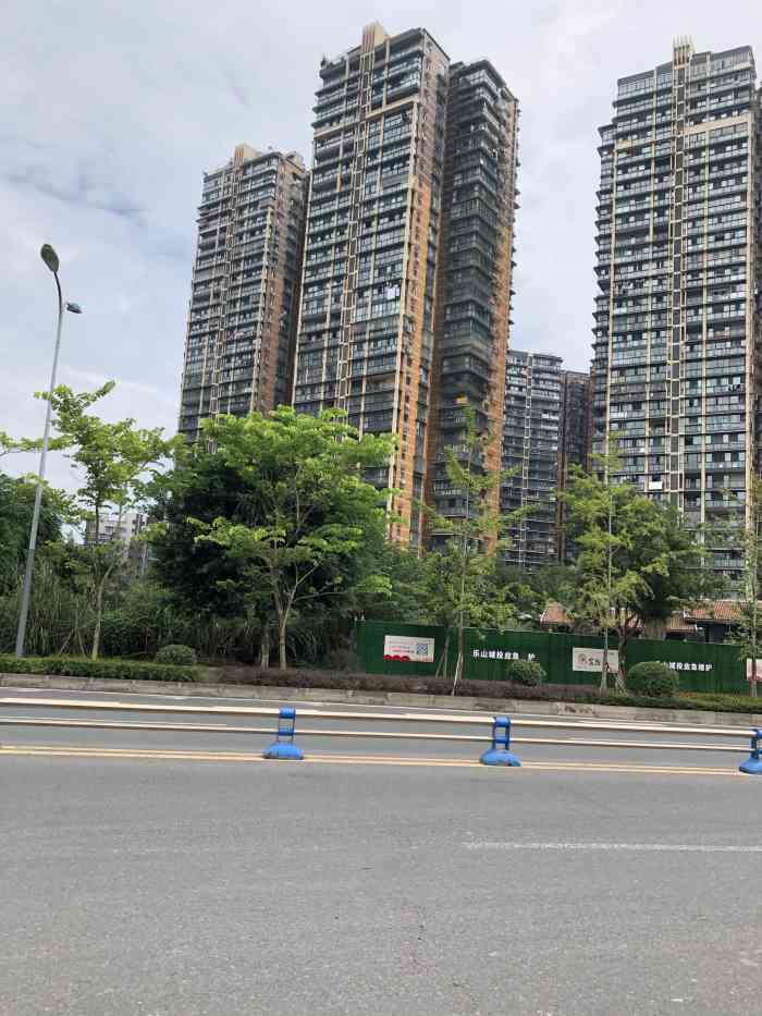 东安·蓝湾半岛-"蓝湾半岛在汉林路888号小区面前的马.