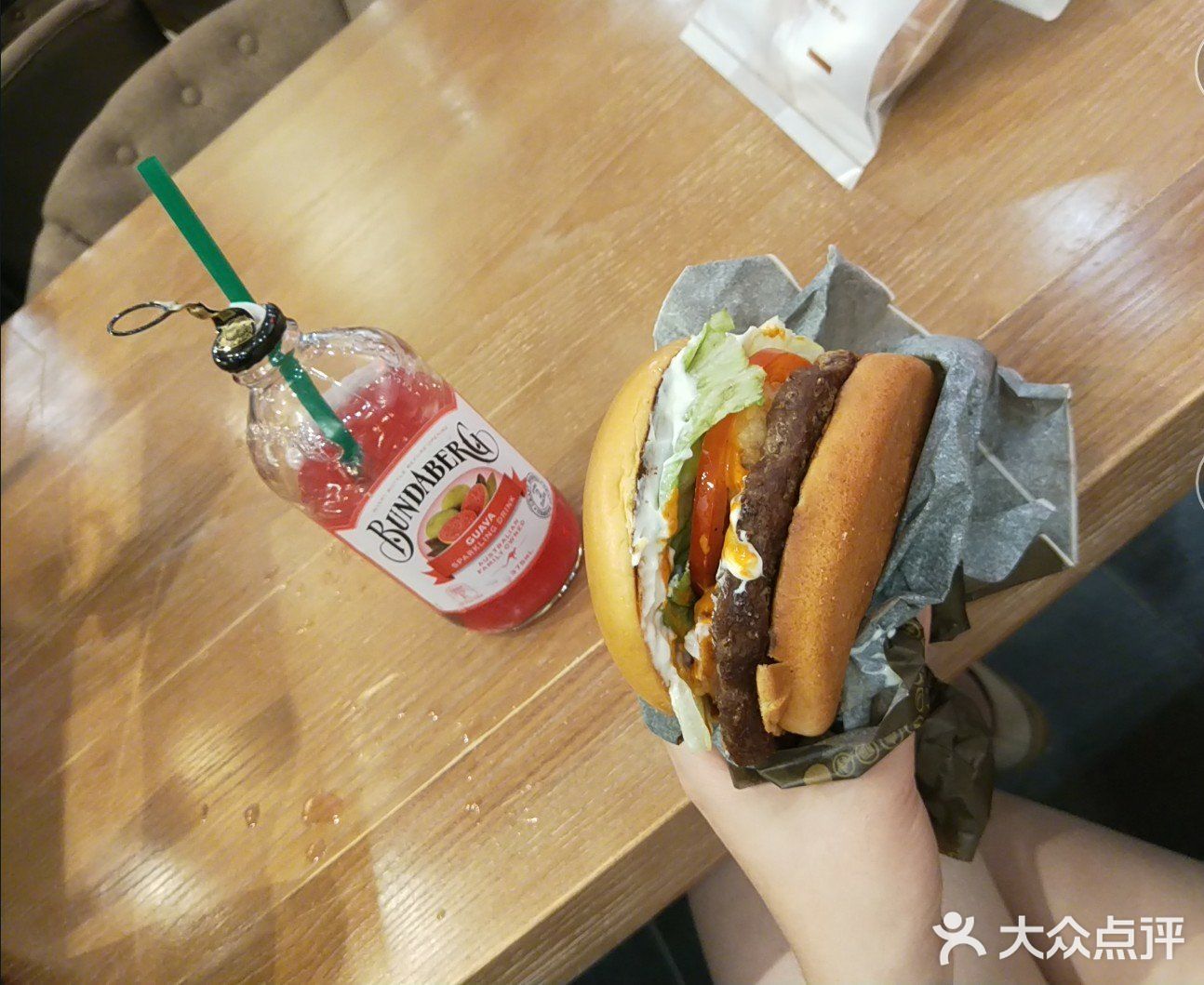 好久没吃“垃圾食品”了 于是中午跑出来买了番石榴汽水