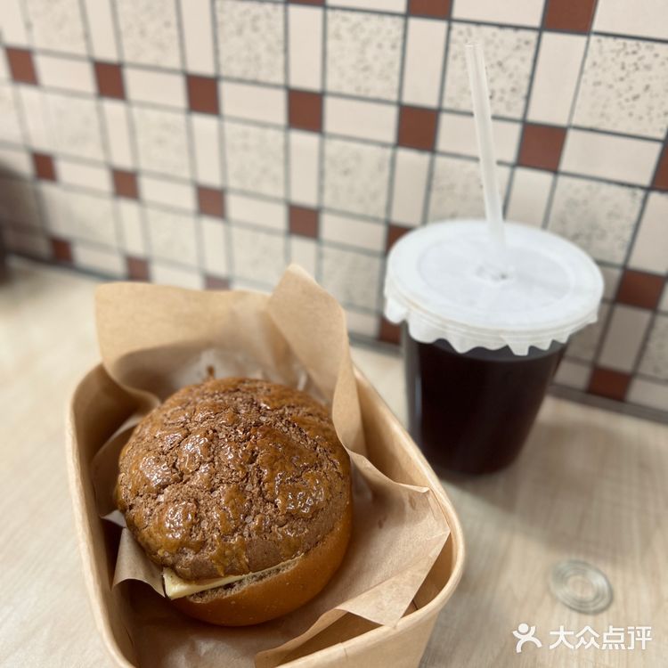 吃了两口就觉得很甜腻了，但是新鲜出炉