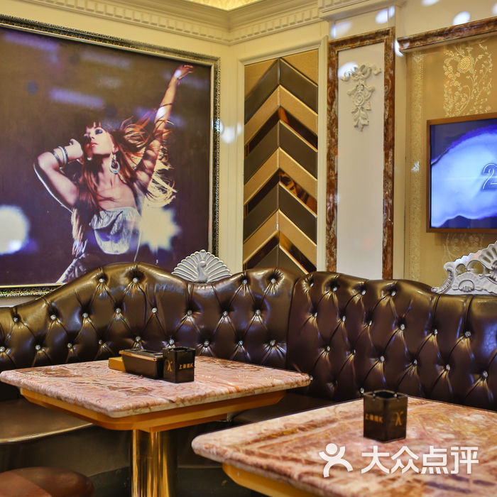 上海纯k墙壁装饰画加上桔色沙发一派生机勃勃的景象图片-null量贩式