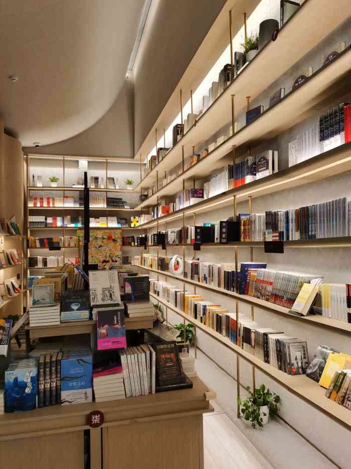 言几又定制文化空间-"风很大的言几又,山东首店咖啡花艺在一楼.