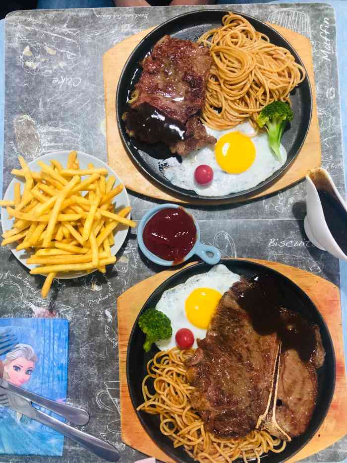 初客牛排(恒盛店)-"昨天下午下了班和同事一起去的,位置还挺好.