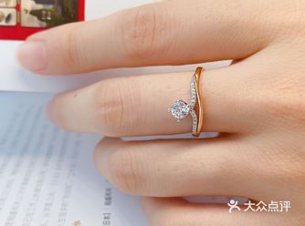 前几天入手了一款blingbling公主风格的钻戒